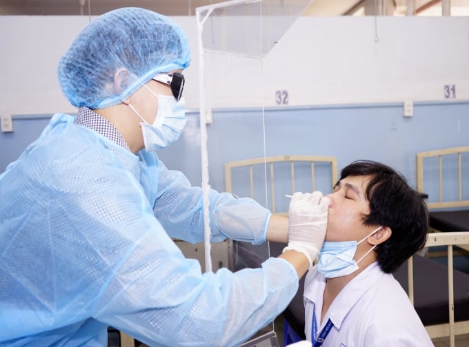 Trong gần 2 năm, có khoảng 900 nhân viên y tế, bác sĩ ở Hà Nội xin nghỉ việc hoặc chuyển công tác.