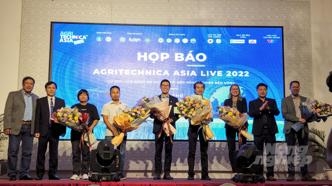 anh-4-163556_216.jpg Ban tổ chức tặng hoa cho các doanh nghiệp đồng hành cùng sự kiện. Ảnh: Kim Anh.