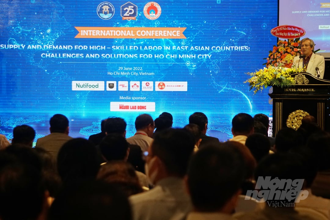 Ông Từ Minh Thiện, Hiệu trưởng Trường Đại học Văn Hiến phát biểu khai mạc. Ảnh: Nguyễn Thủy.