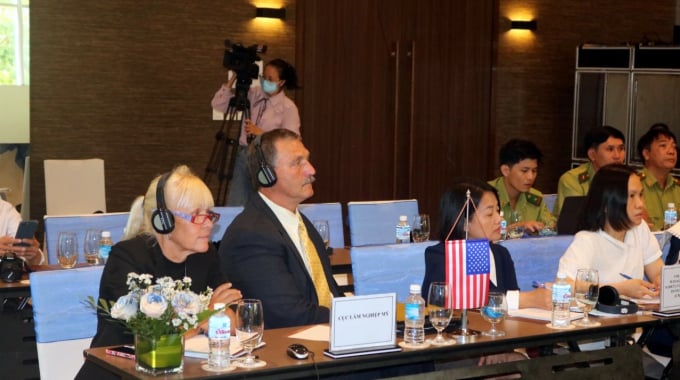 phia-hoa-ky-100050_594.jpg Các chuyên gia Cục Lâm nghiệp Hoa Kỳ. Ảnh: KS.