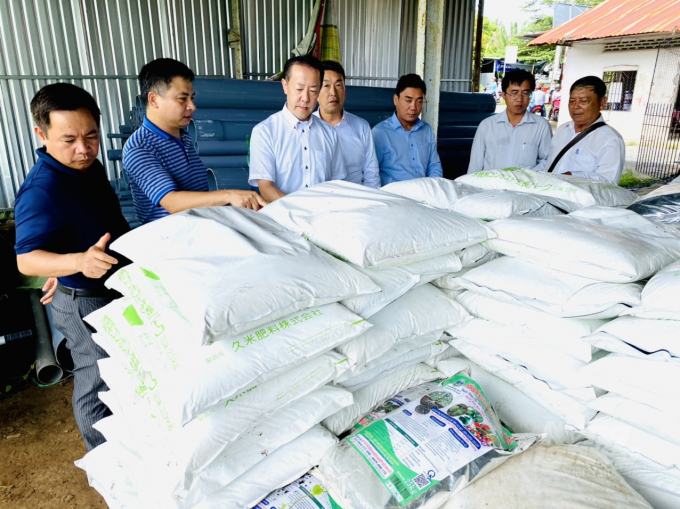 Công ty cổ phần phân bón hữu cơ Kume (Nhật Bản) hỗ trợ gần 100 tấn phân bón hữu cơ cho nông dân trồng cây ăn trái ở Đồng Tháp. Ảnh: Lê Hoàng Vũ.