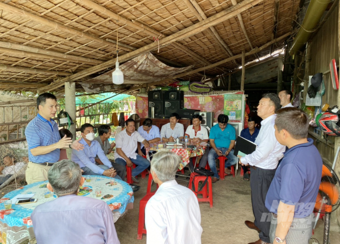 Các chuyên gia Nhật Bản đến tận nơi gặp nông dân để hướng dẫn các kỹ thuật công nghệ mới về trồng cây ăn trái, đánh giá chất lượng đất, cải tạo giá thể trồng. Ảnh: Lê Hoàng Vũ.