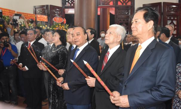 chủ tịch nước Nguyễn Xuân Phúc cùng lãnh đạo, nguyên lãnh đạo Đảng và Nhà nước thắp hương danh nhân thế giới Nguyễn Đình Chiểu tại khu tưởng niệm. Ảnh: Minh Đảm.
