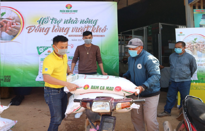 damcamau-183651_576.jpeg Doanh nghiệp sản xuất phân bón trong nước hiện chỉ có thể chọn cách hỗ trợ bà con nông dân thông qua các chương trình khuyến mại, tri ân, tặng quà chứ không thể giảm giá bán sản phẩm thấp hơn giá trên thị trường. Ảnh: DCM.