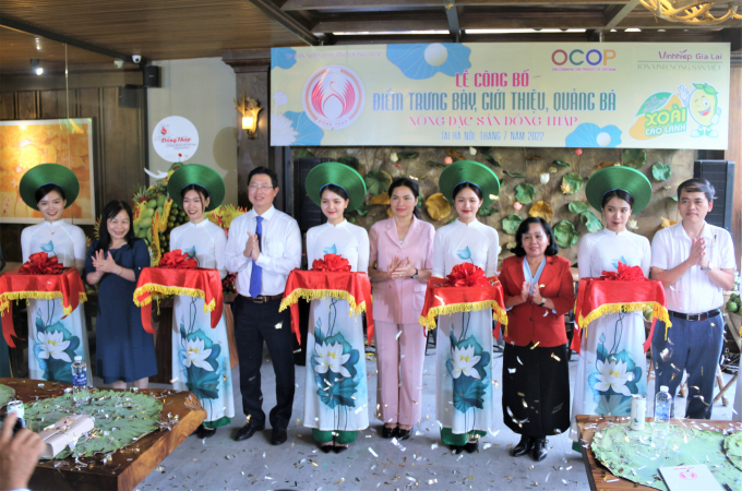 Cắt băng công bố điểm giới thiệu, quảng bá nông đặc sản Đồng Tháp tại Hà Nội. Ảnh: Phạm Hiếu.