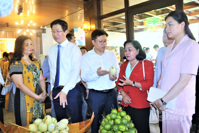 Các đại biểu tham quan gian hàng. Ảnh: Phạm Hiếu.