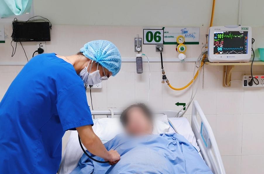 Bác sĩ Bệnh viện Hoàn Mỹ Cửu Long thăm khám cho bệnh nhân. Ảnh: Bệnh viện cung cấp.