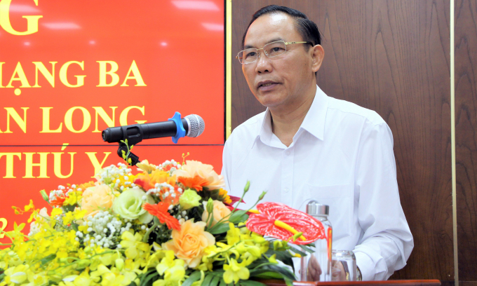 qcuc-truong-nguyen-van-long-nhan-huan-chuong-lao-dong-hang-ba-192956_467.jpg Thứ trưởng Phùng Đức Tiến phát biểu chỉ đạo tại hội nghị. Ảnh: Phạm Hiếu.