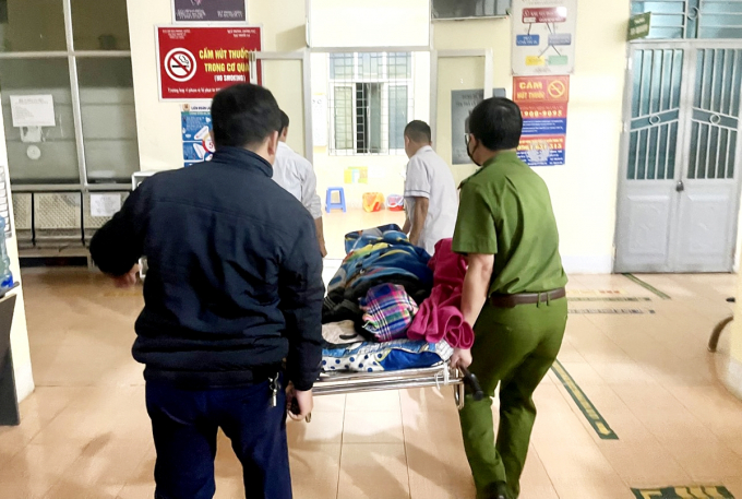 1-6-172346_984.jpg Công an huyện Nậm Nhùn đưa nạn nhân đến trung tâm y tế huyện để cấp cứu. Ảnh: H.H.