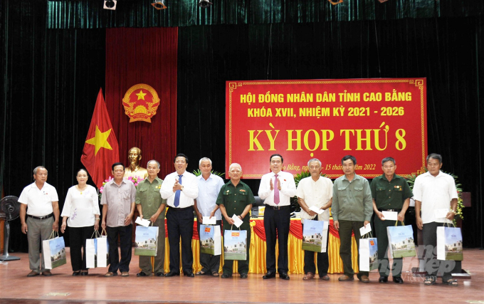 dsc_4602-151043_227.jpg Phó Chủ tịch Thường trực Quốc hội Trần Thanh Mẫn trao quà cho các gia đình chính sách tiêu biểu trên địa bàn thành phố Cao Bằng. Ảnh: C.H.