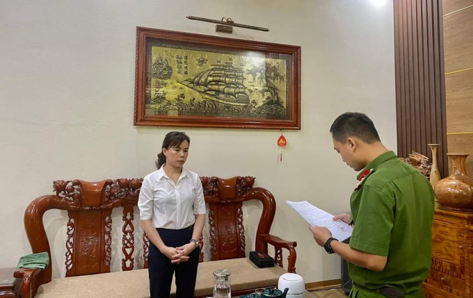 fb_img_1657720913608-220356_625.jpg Cơ quan điều tra đọc Quyết định khởi tố bị can, Lệnh bắt bị can đối với bà Hoàng Thị Xuyến. Ảnh: T.L.