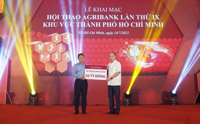 Ông Nguyễn Minh Trí, Thành viên HĐTV Agribank, Trưởng Văn phòng đại diện khu vực miền Nam (phải) và ông Phạm Minh Tuấn, Phó Chủ tịch Ủy ban Mặt trận Tổ quốc Việt Nam TP.HCM trao nhận an sinh xã hội 2 tỷ đồng