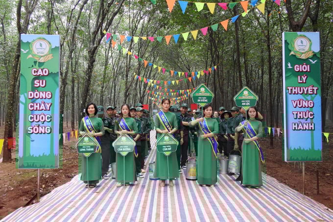 dn-4-163520_870.jpg Các đơn vị tham gia Hội thi 'Bàn tay vàng thu hoạch mủ cao su năm 2022' của Tổng Công ty Cao su Đồng Nai. Ảnh: Thanh Sơn.