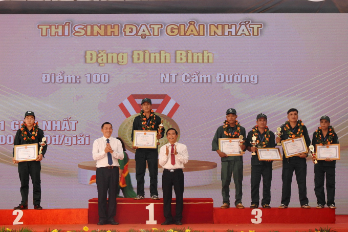dn-8-163948_40.jpg Trao thưởng cho các cá nhân đạt giải Nhất, Nhì và Ba. Ảnh: Thanh Sơn.
