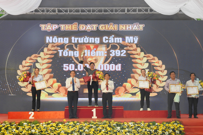 dn-9-164038_926.jpg Trao thưởng cho các tập thể được giải. Ảnh: Thanh Sơn.