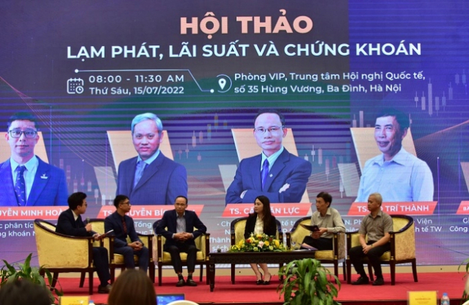 thao-luan-2-151050_90.jpg Quang cảnh phiên tọa đàm của Hội thảo 'Lạm phát, lãi suất, chứng khoán'.