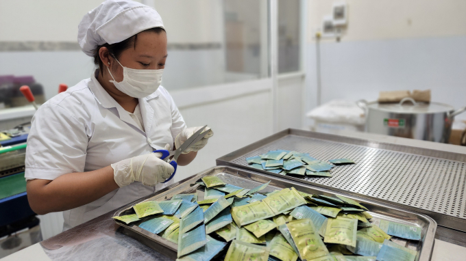 Factory workers carrying out manual product packaging . Photo: Kim Anh.