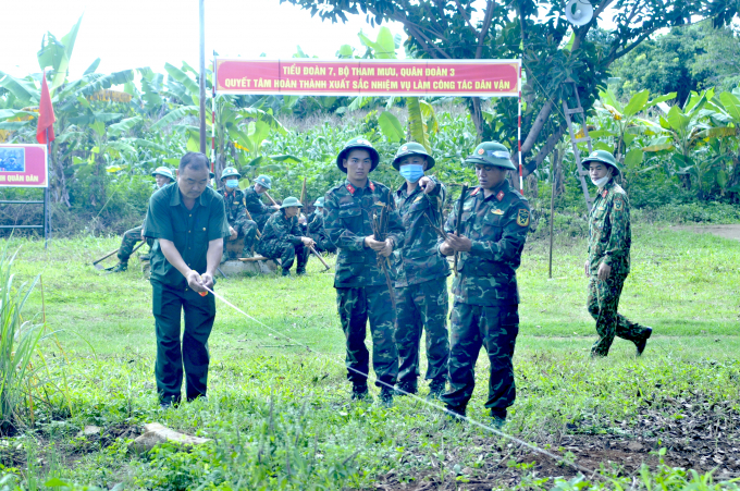 quan-dan-thuc-hien-thiet-ke-hang-cay-xanh-trong-tai-hoi-truong-to-dan-pho-144036_155.jpg Hàng ngàn cây xanh đã được Quân đoàn 3 và nhân dân trồng theo đề án 1 tỷ cây xanh do Chính phủ phát động.