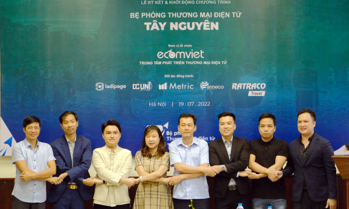 bath1875-153256_723.jpg Đại diện Trung tâm Phát triển Thương mại điện tử cam kết hợp tác với các doanh nghiệp.