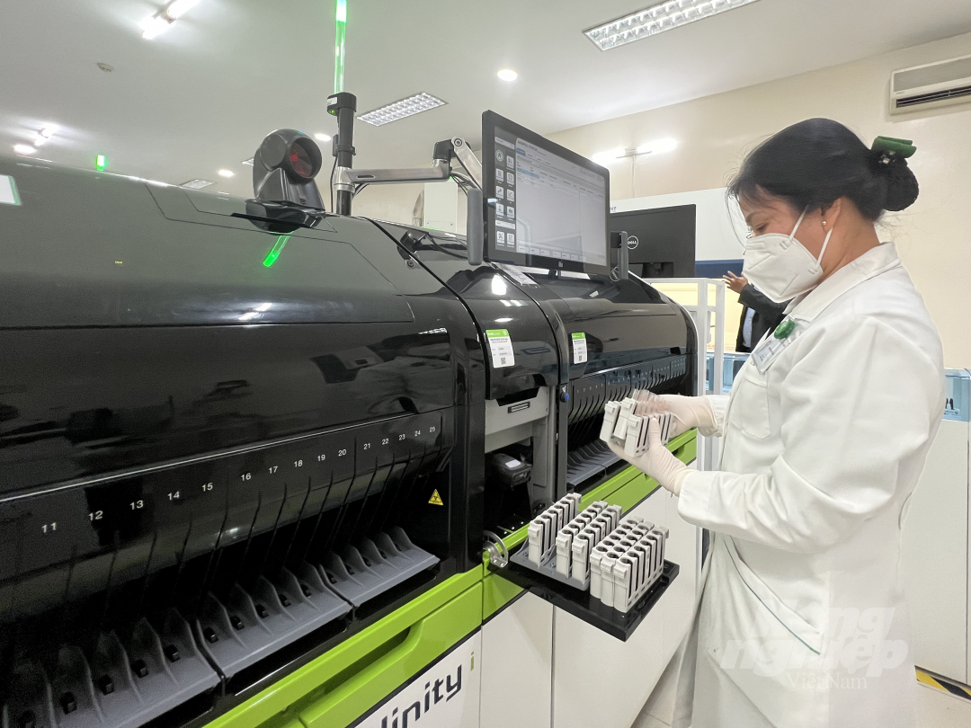 Khoa Xét nghiệm Bệnh viện Hoàn Mỹ Sài Gòn là một trong những phòng xét nghiệm tại Việt Nam được công nhận đạt tiêu chuẩn chất lượng ISO 15189:2012, chứng nhận chuẩn quốc tế Six Sigma VP. Ảnh: Nguyễn Thủy.