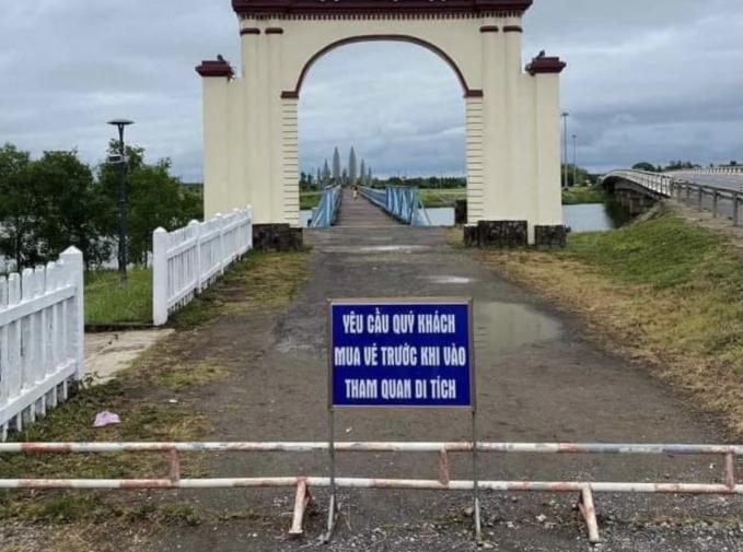 Tấm biển yêu cầu mua vé trước khi vào tham quan di tích lịch sử cầu Hiền Lương.