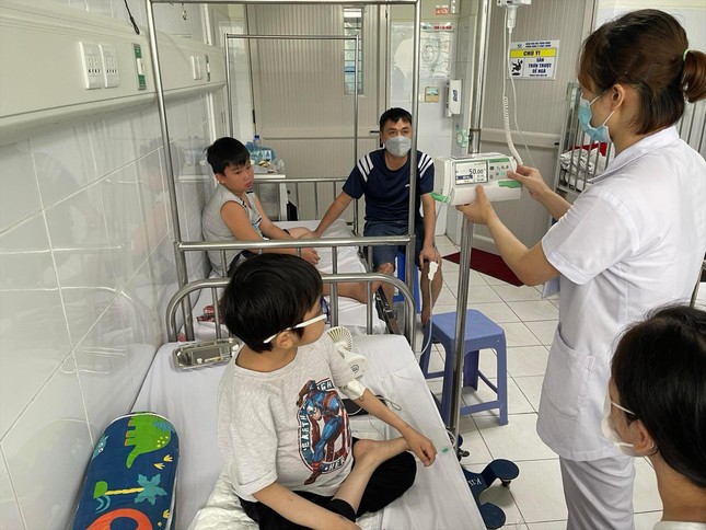 cum-hn-2355-110407_281.jpg Triệu chứng ban đầu của nhiễm cúm A hay bệnh cúm mùa nói chung và nhiễm các virus gây viêm đường hô hấp khác là tương tự nhau, trẻ đều có thể có sốt, viêm đường hô hấp (như ho, hắt hơi, sổ mũi), đau họng… Ảnh: Hà Minh.