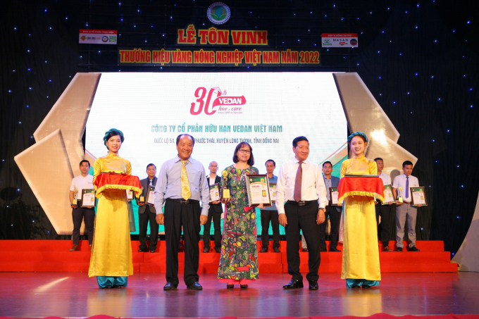 Đại diện Công ty Vedan Việt Nam nhận chứng nhận 'Thương hiệu vàng nông nghiệp Việt Nam 2022' với sản phẩm Phụ gia thức ăn chăn nuôi Vedafeed dạng viên.