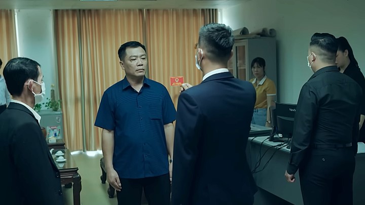 phim-dau-tri-tap-5-vtv1-183335_738.jpg Đấu trí tập 5: Nhiều công ty liên quan đến công ty Khải Tuấn bị khám xét. Ảnh chụp màn hình