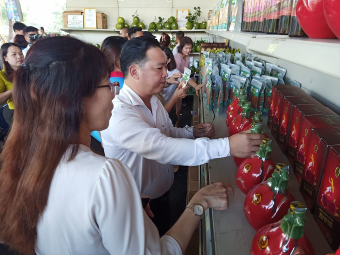 z3586711631258_2b235eb100b5dea5630f16ceb8efc538-191751_318.jpg Phó Giám đốc Sở NN-PTNT tỉnh Đồng Nai Nguyễn Văn Thắng tham quan gian hàng. Ảnh: MS.