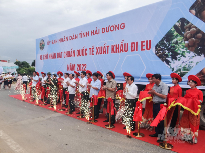 Những container nhãn đầu tiên được xuất khẩu đi EU trong năm 2022. Ảnh: Hoàng Duy.