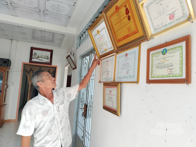 4-073925_12.jpg Với những sáng tạo trong sản xuất nông nghiệp, ông Tần được tặng Huân chương Lao động hạng 3 và Bằng khen của Thủ tướng Chính phủ. Ảnh: Minh Đảm.