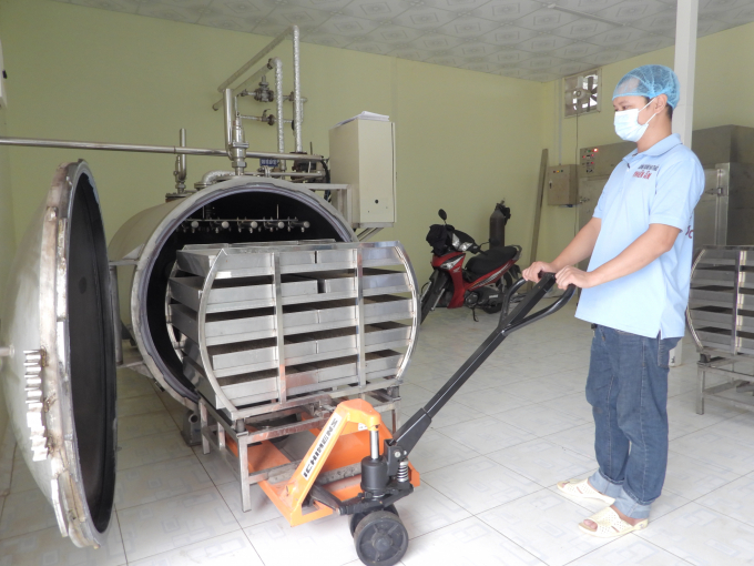 Lò hấp được đầu tư hiện đại để khử khuẩn giá thể nuôi cấy nấm. Ảnh: Hồng Thủy.