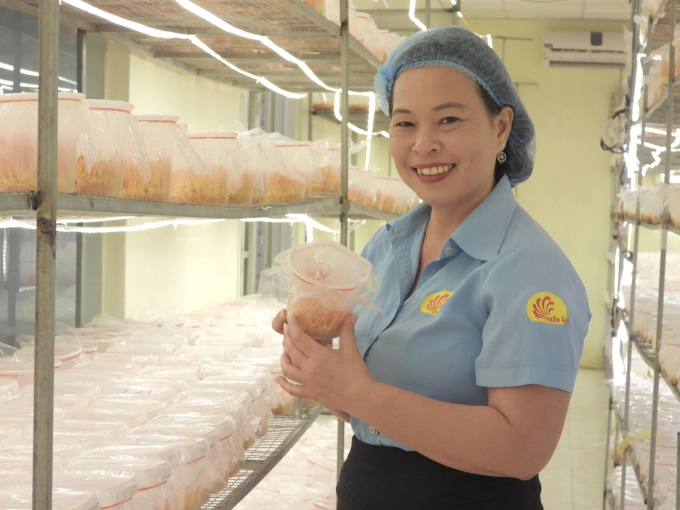 Chị Luôn phấn khởi bên sản phẩm nấm đông trùng hạ thảo nuôi cấy thành công. Ảnh: Trần Trung.