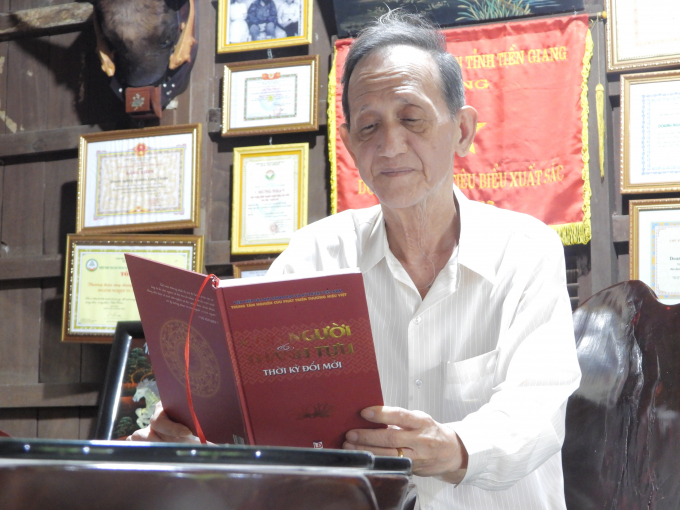 Ông Tư Khanh tự hào kể về quá khứ, hiện tại, tương lai của đời mình khiến chúng tôi không khỏi thán phục. Ảnh: Trần Trung.
