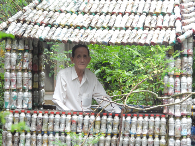 Ông Tư Khanh tự hào bên công trình của mình. Ảnh: Trần Trung.