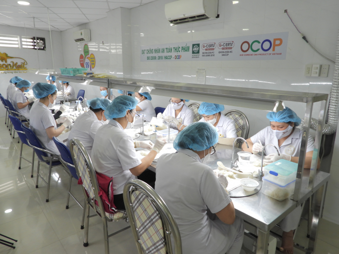 Công nhân Công ty Trí Sơn xử lý tổ yến. Ảnh: Trần Trung.