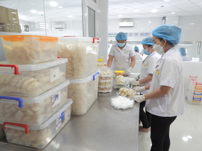 Công nhân Công ty Trí Sơn đóng gói sản phẩm yến sấy thăng hoa. Ảnh: Hồng Thủy.