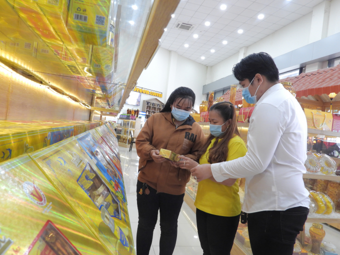 Người tiêu dùng tin tưởng lựa chọn, sử dụng các sản phẩm OCOP của Công ty Trí Sơn. Ảnh: Trần Trung.