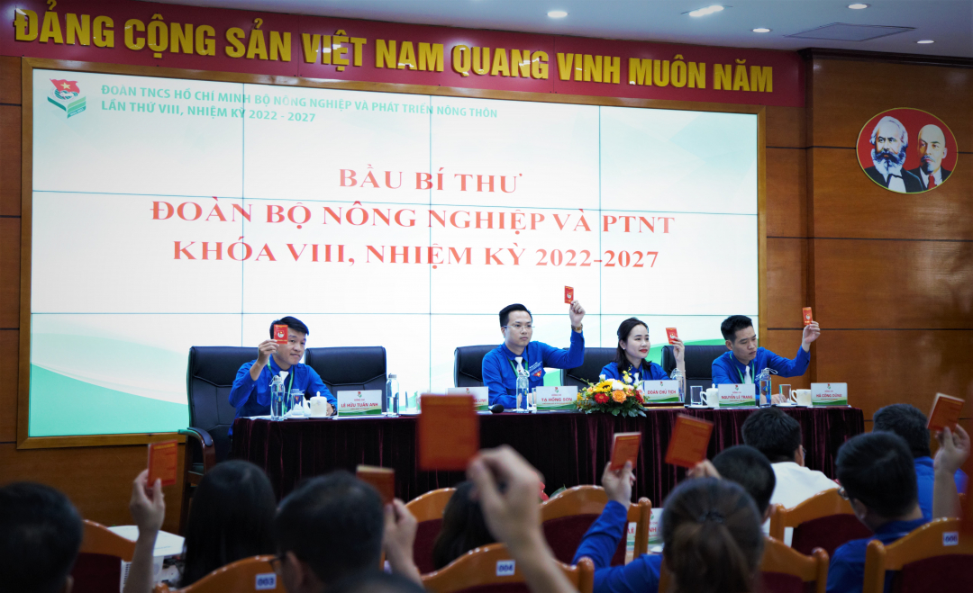 img_7257-053030_4.jpg Các đại biểu biểu quyết thông qua Danh sách nhân sự để bầu Ủy viên Ban chấp hành Đoàn Bộ nhiệm kỳ 2022 - 2027. Ảnh: Minh Phúc.