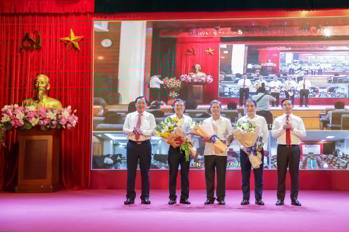 Lãnh đạo Agribank tặng hoa chúc mừng chia tay các đồng chí nghỉ chế độ.