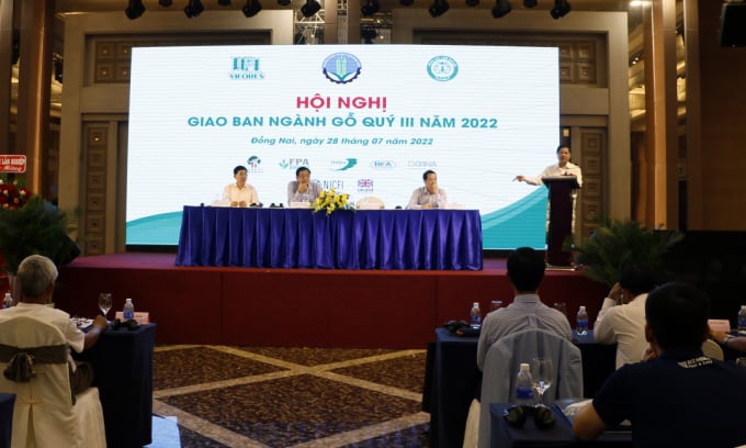Deputy Minister Le Quoc Doanh sympathizes with the current difficulties of businesses in the wood industry. 