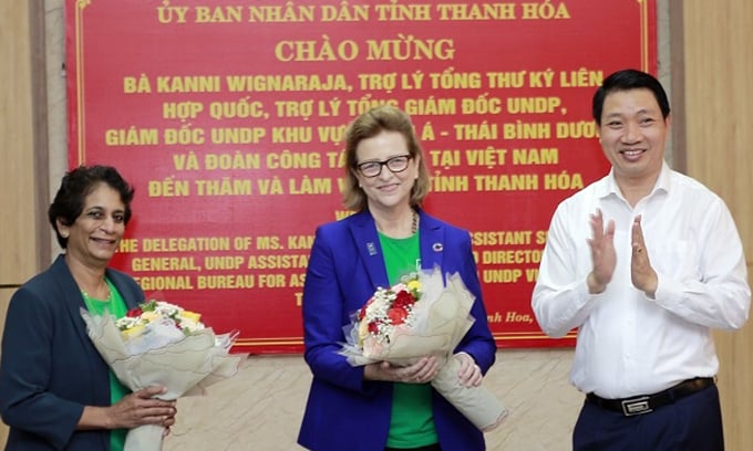 10-so-ho-ven-bien-co-nhu-cau-xay-nha-an-toan-thuoc-thanh-hoa-192842_760.jpg Bà Kanni Wignaraja (trái) và bà Caitlin Wiesen (giữa) nhận hoa từ Phó Chủ tịch UBND tỉnh Thanh Hóa.