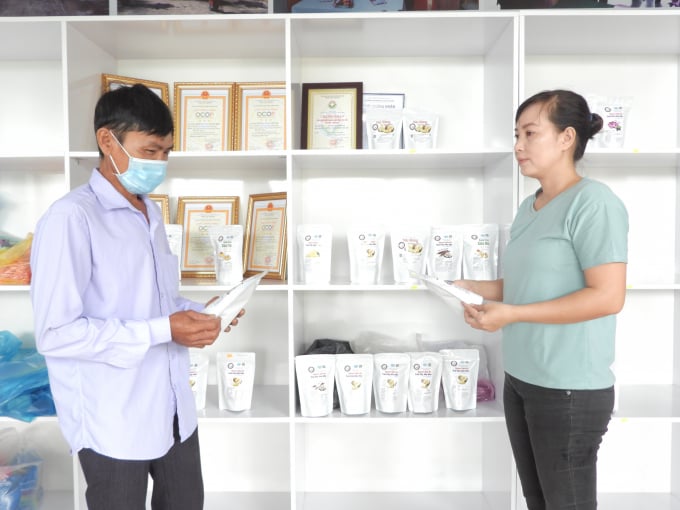 Đối tác tìm hiểu các sản phẩm từ sữa dê của HTX Đông Nghi. Ảnh: Trần Trung.