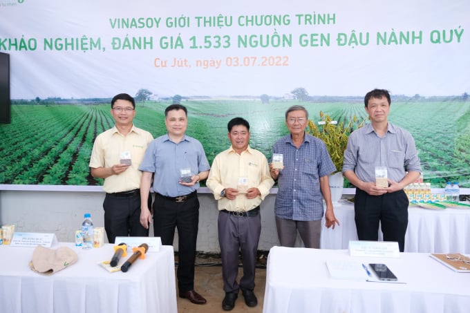 vns-2-215122_790.jpg VSAC giới thiệu đợt khảo nghiệm đánh giá 1.533 nguồn gen đậu nành quý Cư Jút. Ảnh: VNS.