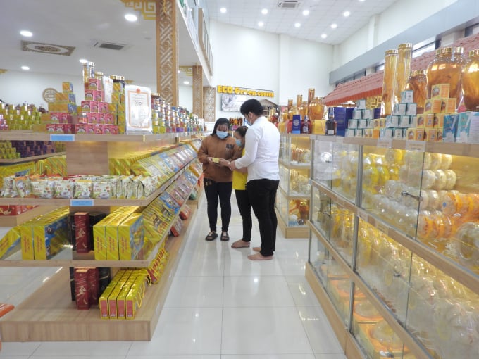 Thông qua nhiều hình thức hỗ trợ, quảng bá sản phẩm, ngày càng nhiều sản phẩm OCOP khẳng định chỗ đứng vững chắc trên thị trường trong và ngoài nước. Ảnh: Hồng Thủy.