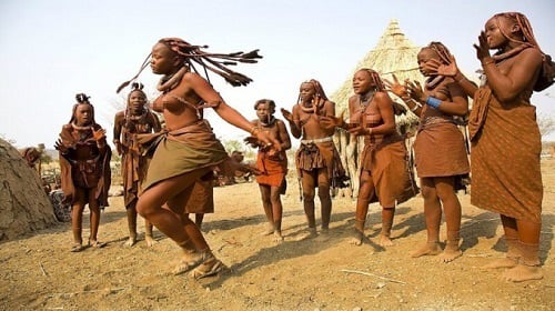 honguc1-055307_437.jpg Hình ảnh những người phụ nữ Himba ở Etiopia đang nhảy múa.