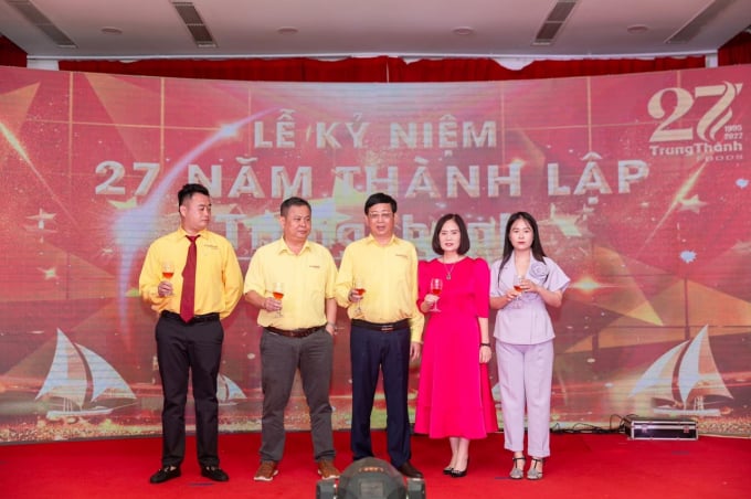 thanh-lap-162242_98.jpg Ông Phí Ngọc Chung cùng ban lãnh đạo TrungThành Foods tại buổi kỉ niệm.