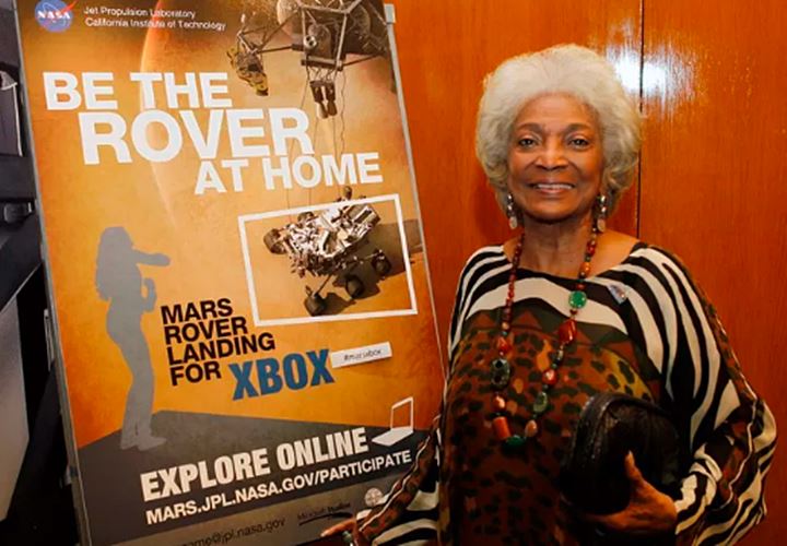 tin-tuc-giai-tri-24h-moi-nong-nhat-hom-nay-2-8-2022-015906_496.jpg Nichelle Nichols được biết đến với vai diễn Trung úy Nyota Uhura trong loạt phim Star Trek