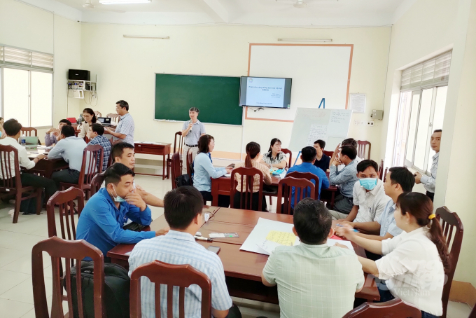 UBND tỉnh Đồng Tháp vừa ban hành kế hoạch tổ chức bồi dưỡng kiến thức về xây dựng nông thôn mới, tái cơ cấu ngành nông nghiệp và công tác giảm nghèo bền vững. Ảnh: Lê Hoàng Vũ.