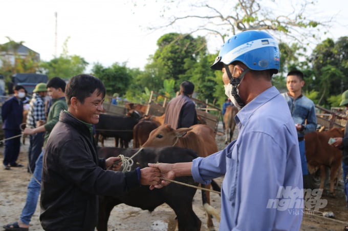 Cũng có những người mua trâu, bò về làm thịt. Tùy vào nhu cầu, mỗi người sẽ có những sự lựa chọn khác nhau nhưng tất cả đều được ngã giá bằng những mật ngữ hết sức lạ và độc đáo.